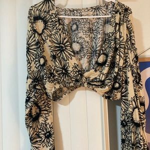Urban Outfitters floral crop top🌻